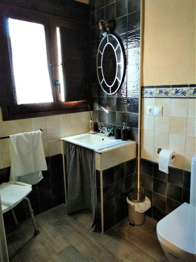 Eco-Lodge En La Reserva Privada Campanarios De Azaba - Proyecto De Conservacion Espeja Luaran gambar